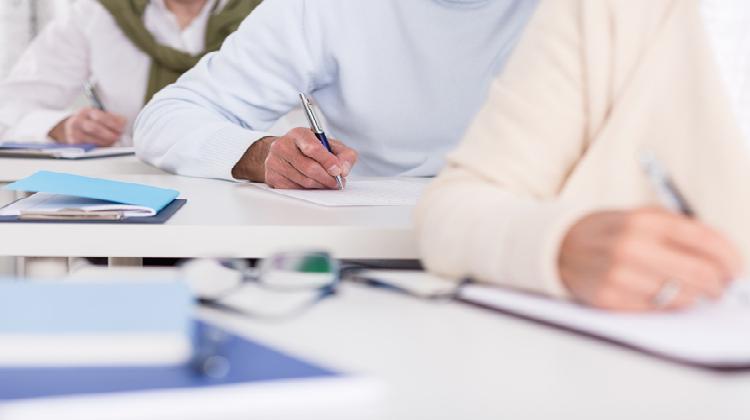 Aspirantes excluidos de bolsas Cuerpos de Maestros curso 21/22, de especialidades convocadas a proceso selectivo CLM 2022