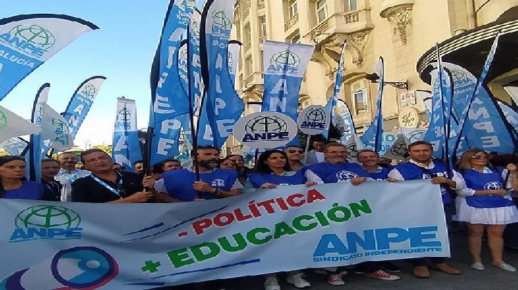 ANPE se concentra ante el Congreso de los Diputados con el lema “– POLÍTICA + EDUCACIÓN “