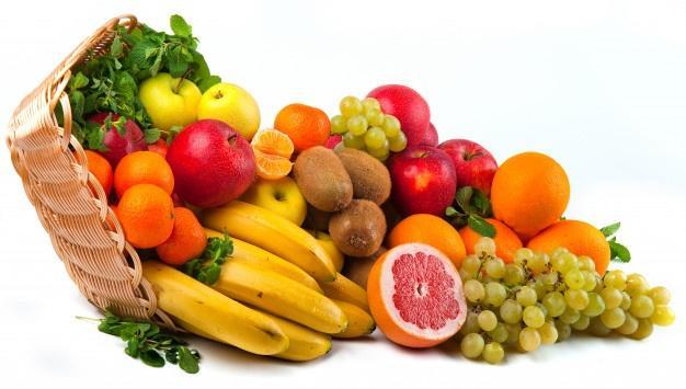 composicion-verduras-frutas-cesta-mimbre-aislada_1